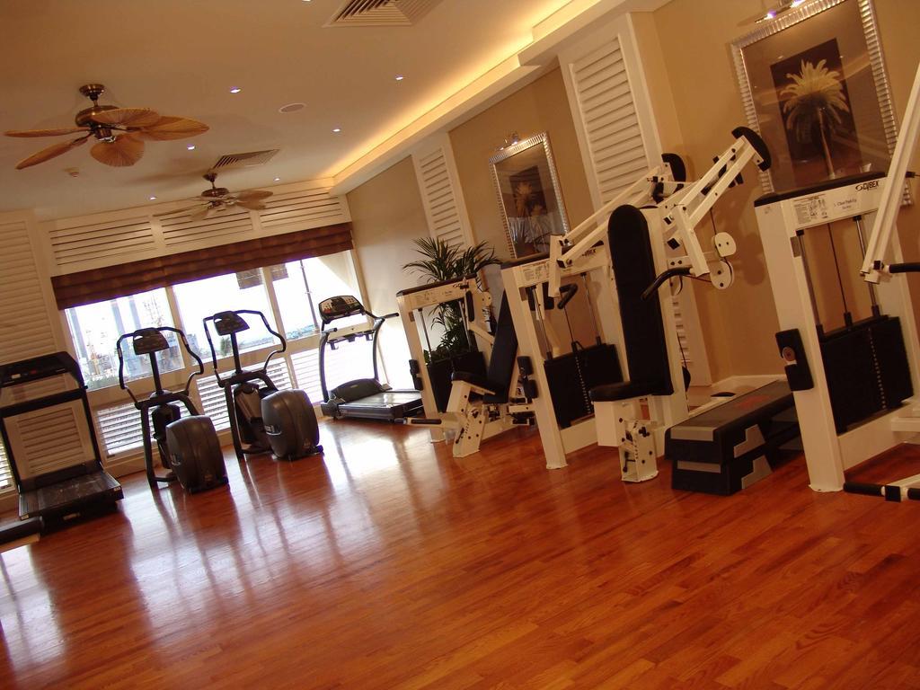 Radisson Blu Resort, Sharjah Facilities photo A gym at a hotel